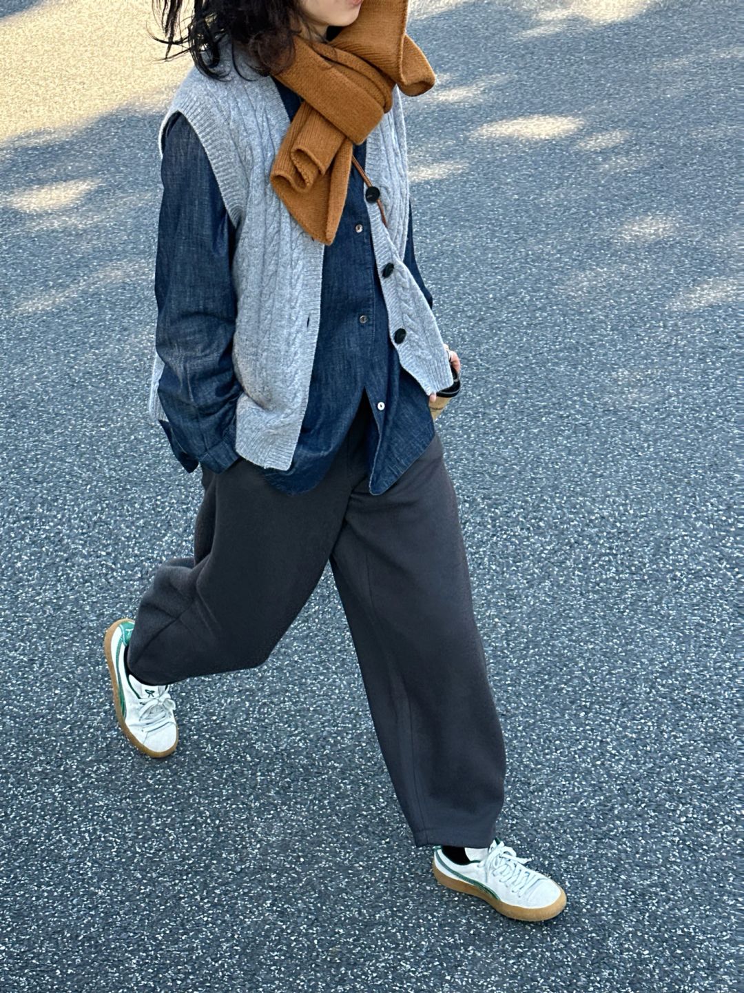初冬马甲叠穿｜围巾与羊绒背心的慵懒感