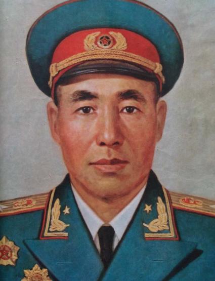 1938年3月，林彪穿着缴获的日军大衣，骑着缴获的洋马"千里雪"外出遛马，不知不