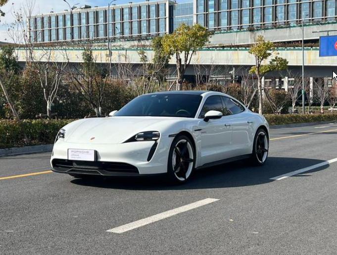 二手保时捷Taycan选车别瞎懵！2022款纯电后驱版不妨多看看，老款入门版纯属
