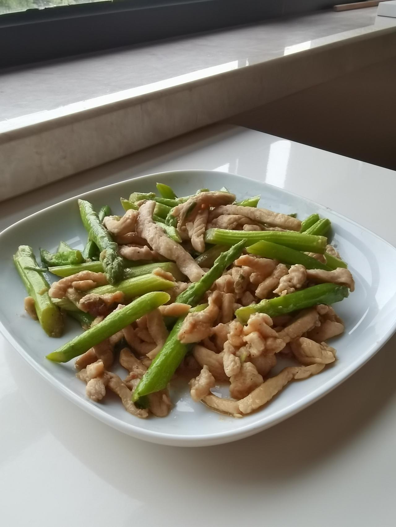 【星期一，早餐打卡】
芦笋炒鸡胸肉丝、牛奶咖啡、自制核桃仁吐司抹番茄芝士酱

【