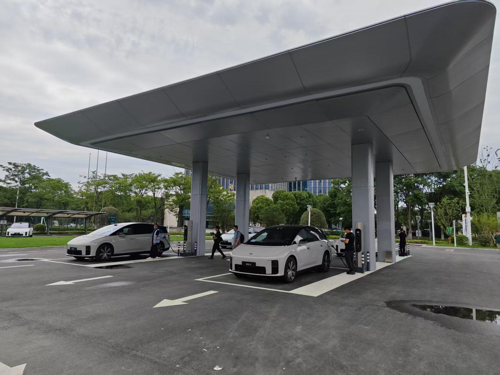 只要充电速度足够快，超充站的充电桩也可以建成像加油站一样的布局。[航天员]（图片