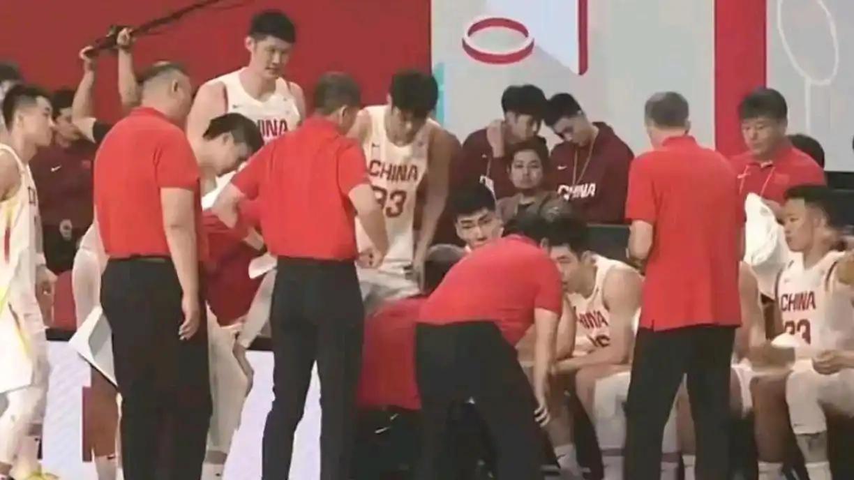 最后一分钟，裁判当主角。世界杯预选赛中，中国男篮对阵日本队的最后一分钟出现了极其