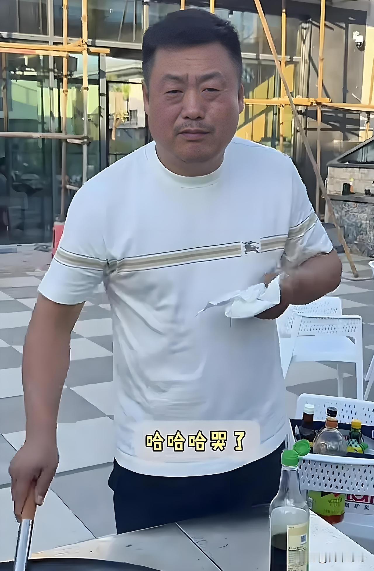 宋晓峰是中国内地的知名男演员、歌手，国家二级演员。他的妻子杨晓茹是喜剧演员，也是