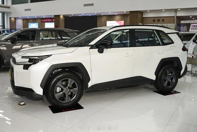 一汽丰田RAV4荣放探野版上市想玩轻越野又不想太硬核？荣放探野版戳中刚需🥾￼￼