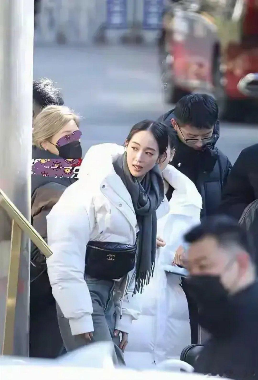 41岁的张钧甯，跑步跑了17年现身春晚联排，她一身白衣骨相清晰漂亮！！ 