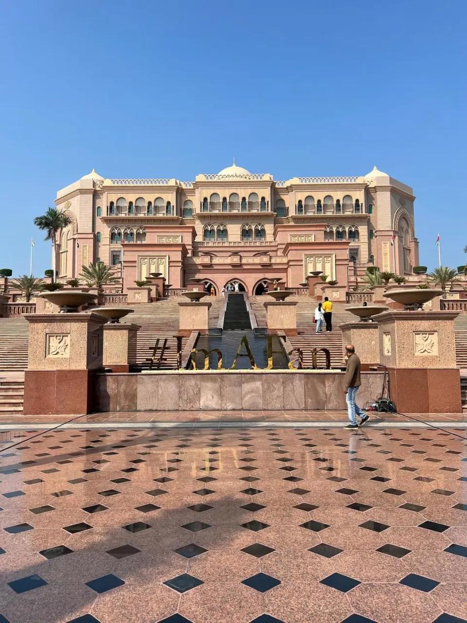 俄罗斯报道：

俄、乌、美三方代表在阿联酋首都阿布扎比开始谈判。

俄方代表由俄