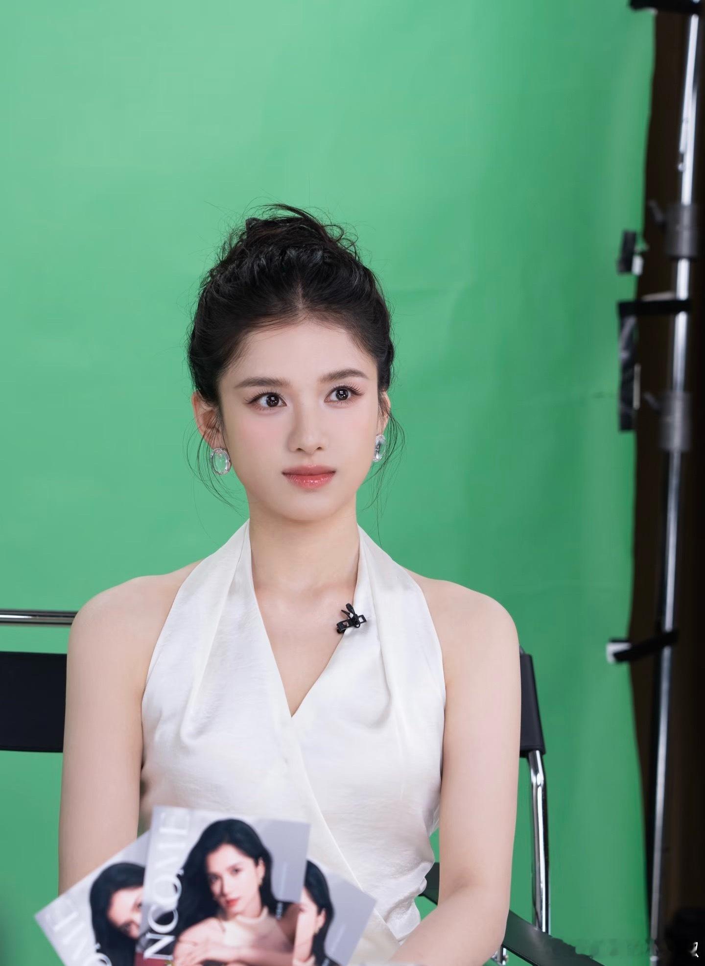 张婧仪直播造型，👸还是挺富态的，一点不干瘦 ​​​