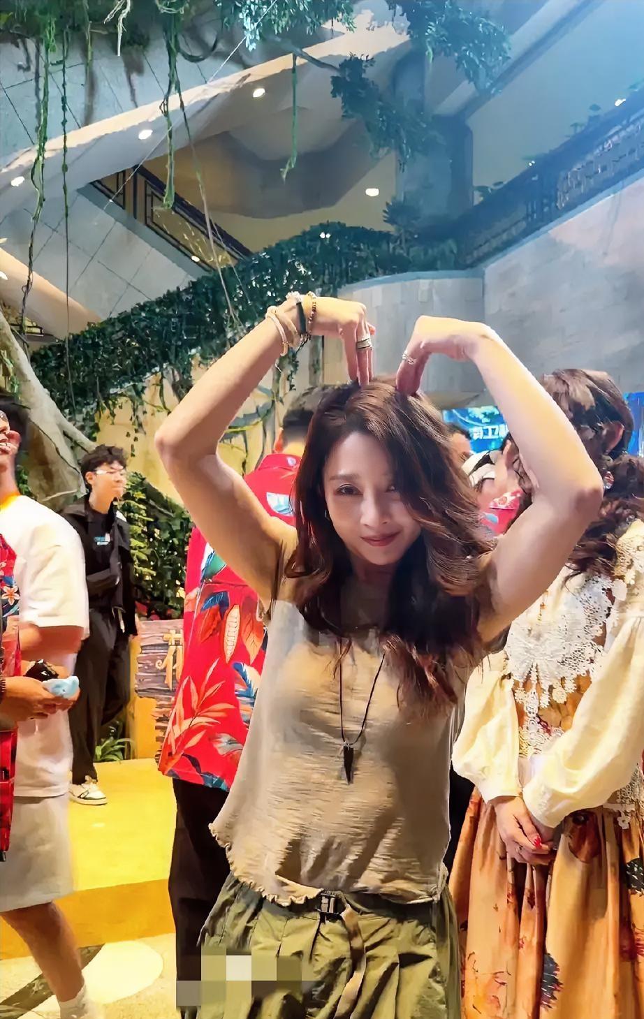 殷桃这裤子我太喜欢了，非常符合她的气质，松弛感，女人味，一样也不少。

你说她穿