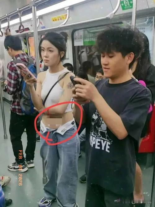 在地铁上美女身材不错，就是哪里不对劲，想上去帮忙又怕刷流氓。