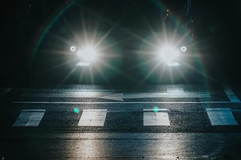 宁夏一司机因对向车滥用远光灯，撞飞前方行人 致人死亡！交警：司机负主责，对向车司