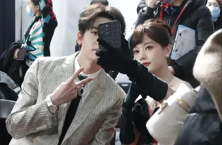 都说大树底下好乘凉，李一桐虽和张凌赫一家公司，但从来不蹭张凌赫流量。
而是踏踏实