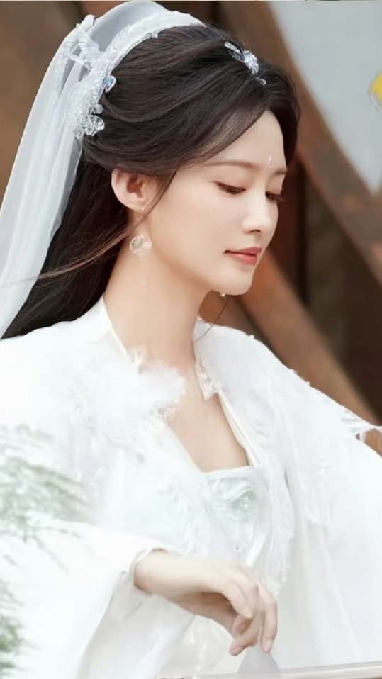 这是李沁新剧的妆造啊我去和她演过的楚乔传相比过了这么多年依旧容颜不倒，神性快溢出
