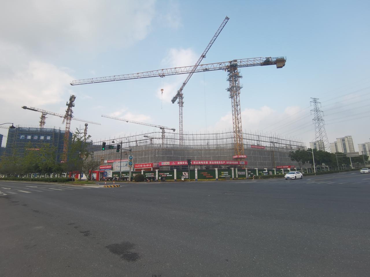 洋泾湖12号地块建设速度不慢，这里有预设计是商场或超市。
