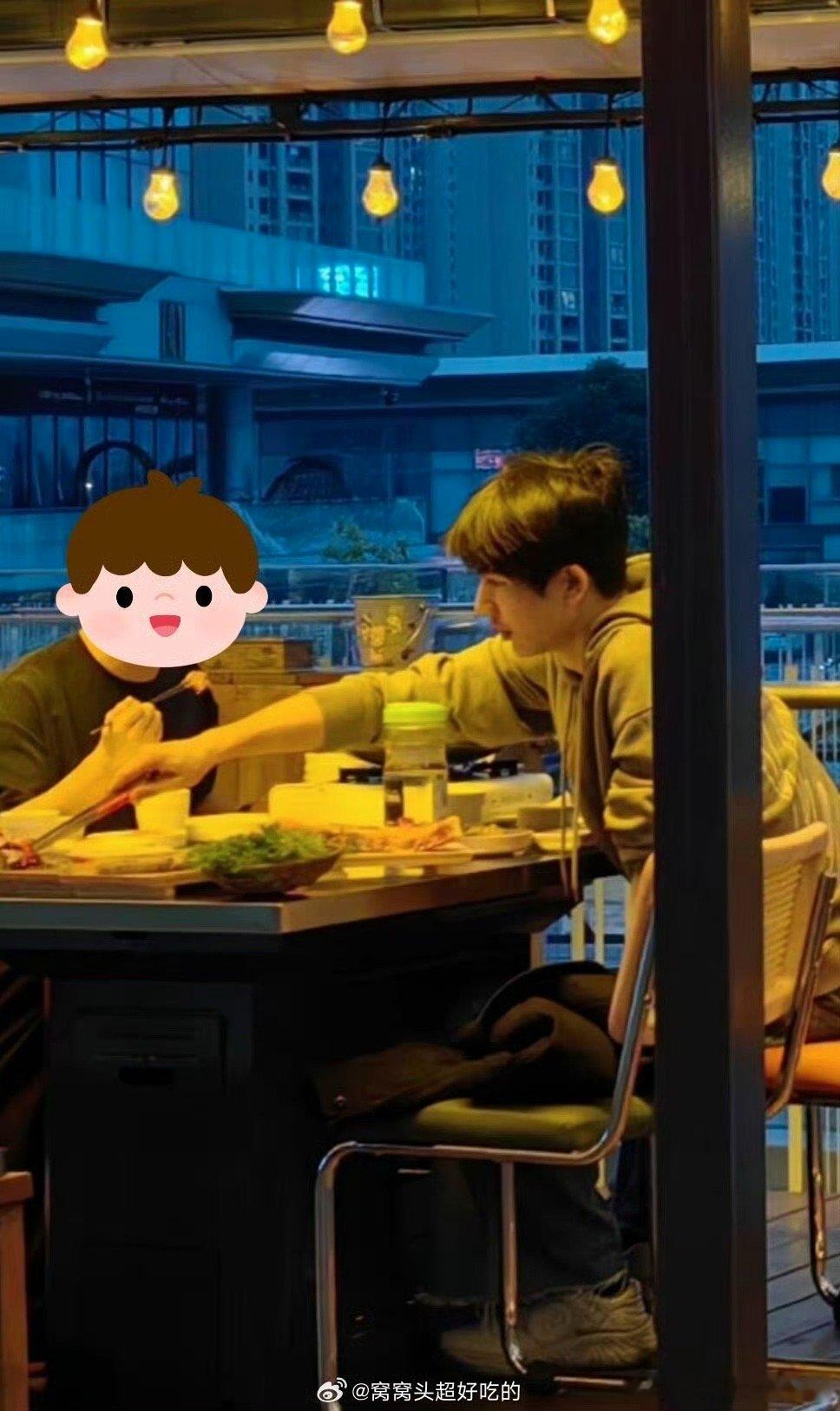 #偶遇张凌赫吃烤肉##网友偶遇张凌赫吃烤肉#网友偶遇张凌赫吃烤肉，帅哥负责烤肉，