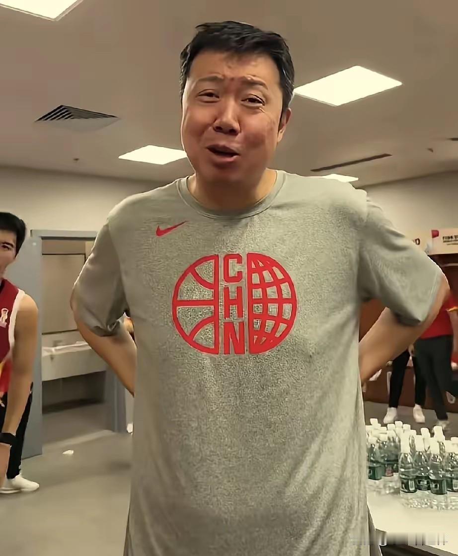 昨晚中国男篮绝杀后，在更衣室，王治郅问赵继伟，你那球到底咋传的啊，我看着都要丢了