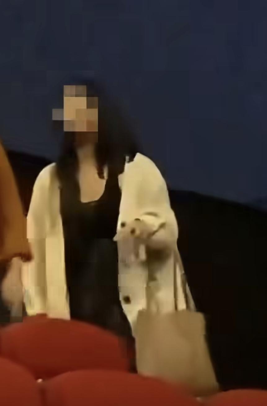 女子带孩子电影院
占白衣女座位，
白衣女要求女子道歉，女子怒怼，"16岁没资格没