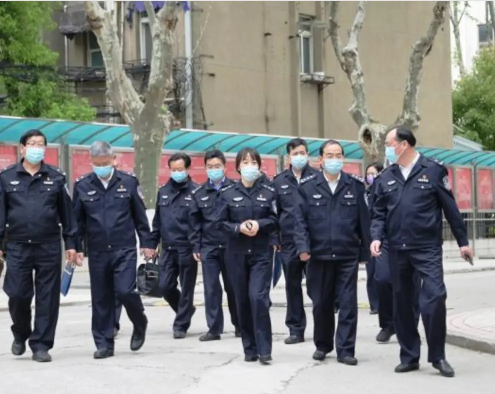 江苏警官学院^O^黄进院长 为官自有清峻风骨，躬身劳作尽显温软，万般风...