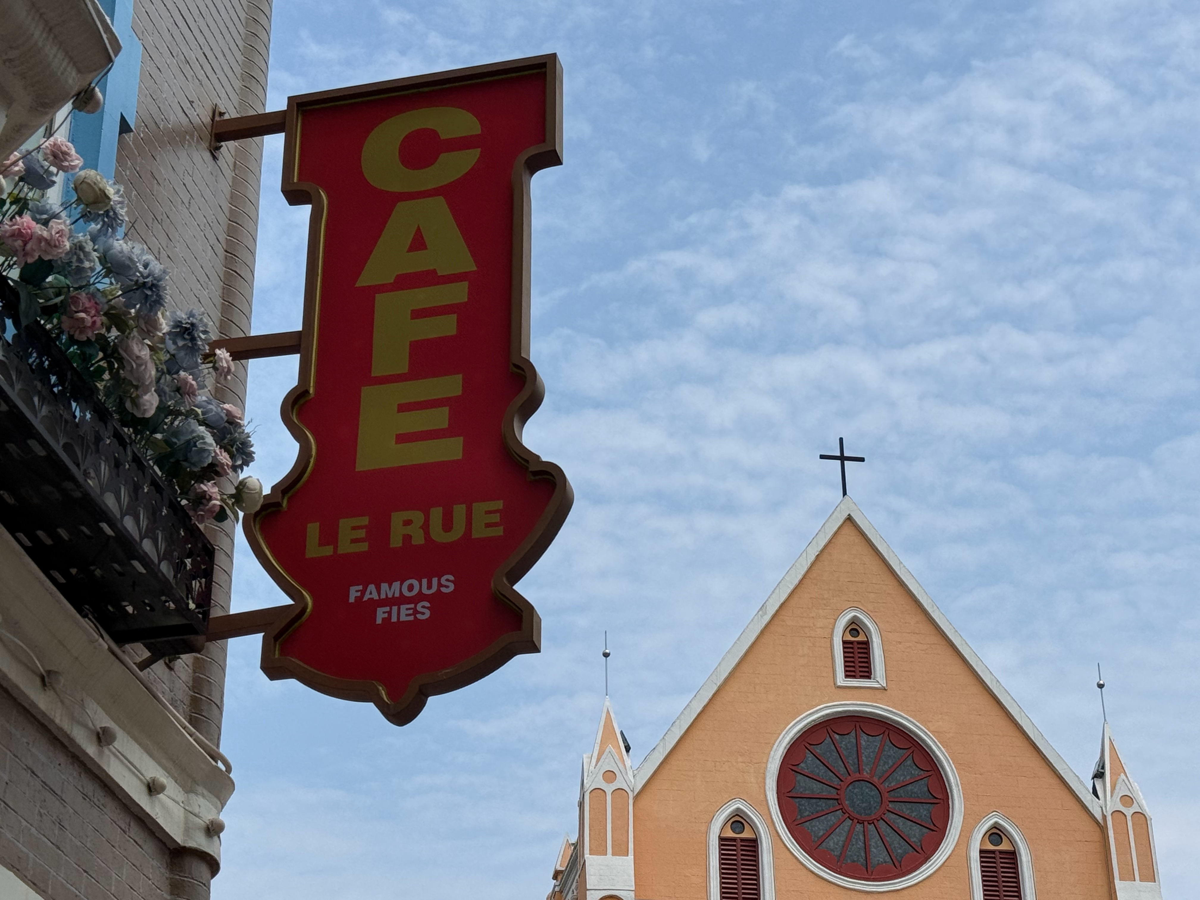 生活手记 本来想去打卡世界之窗奶龙专属门店的，但是店员说现在结束了！大家不要跑空