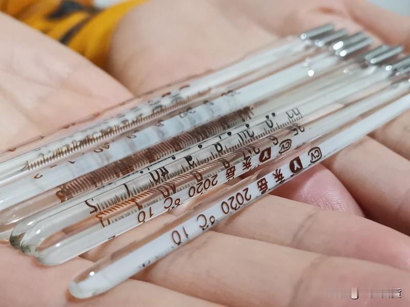 水银体温计全面禁用

水银体温计曾是家家户户的“老朋友”！方便、精准、价格实惠，