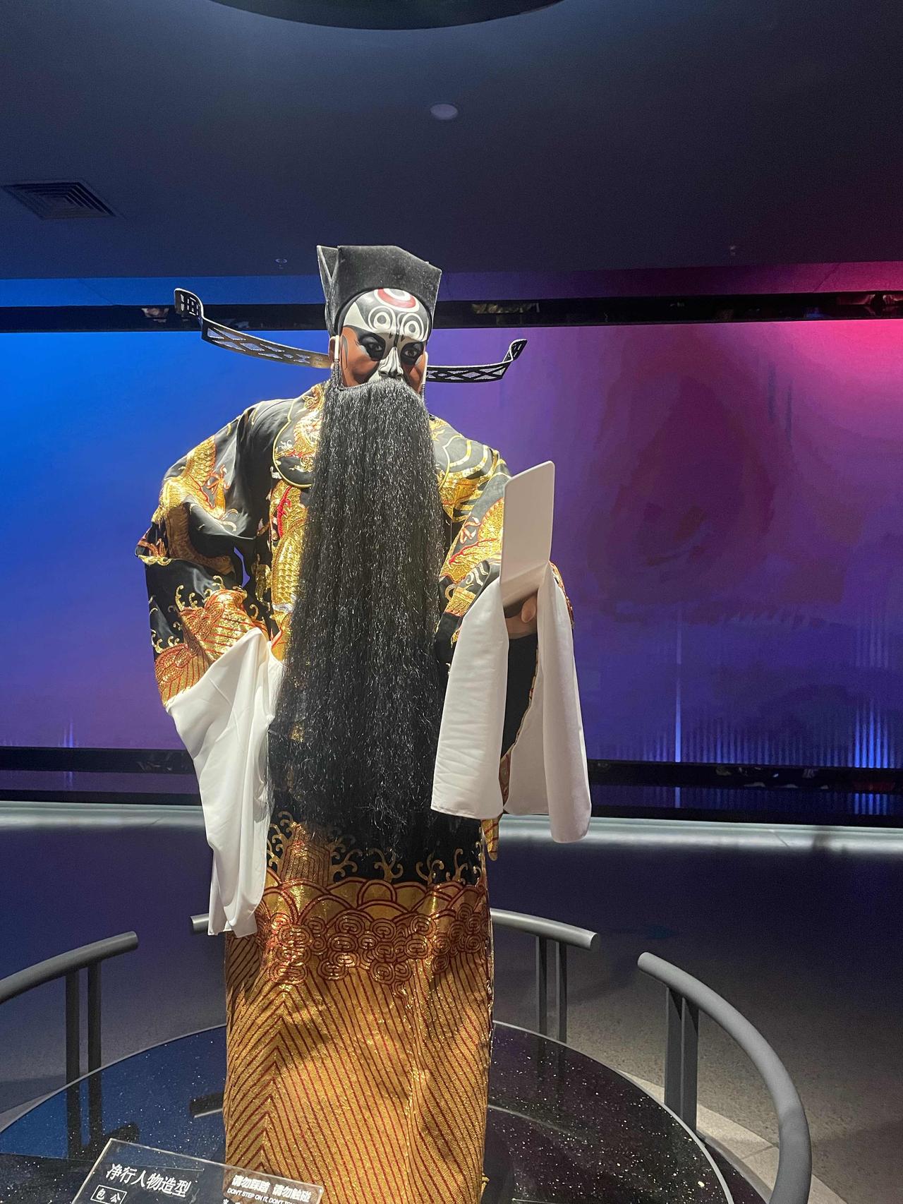 全家齐上阵，今晚约到珍贵的包公京剧纪念币三卷。今天晚上，我早早设置好了闹铃，为啥