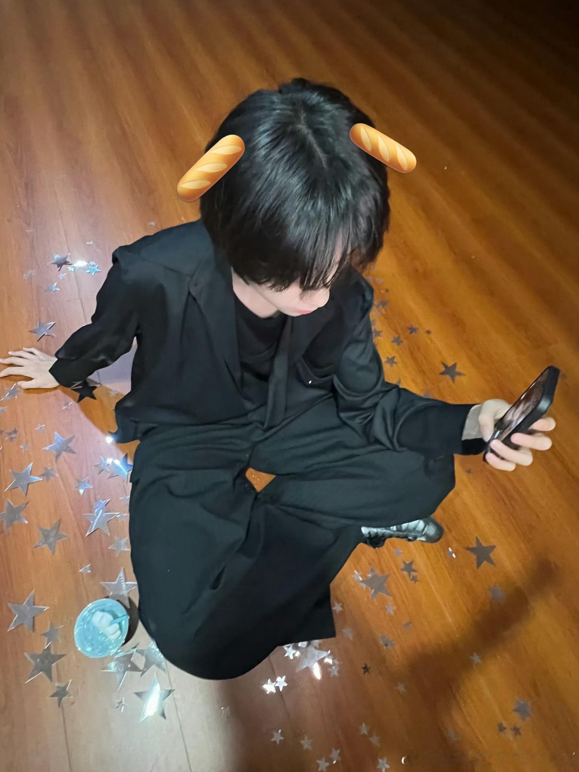 王橹杰六一晒照王橹杰 王橹杰六一晒照营业啦9宫格黑衣营业照真的成男味儿十足，小杰
