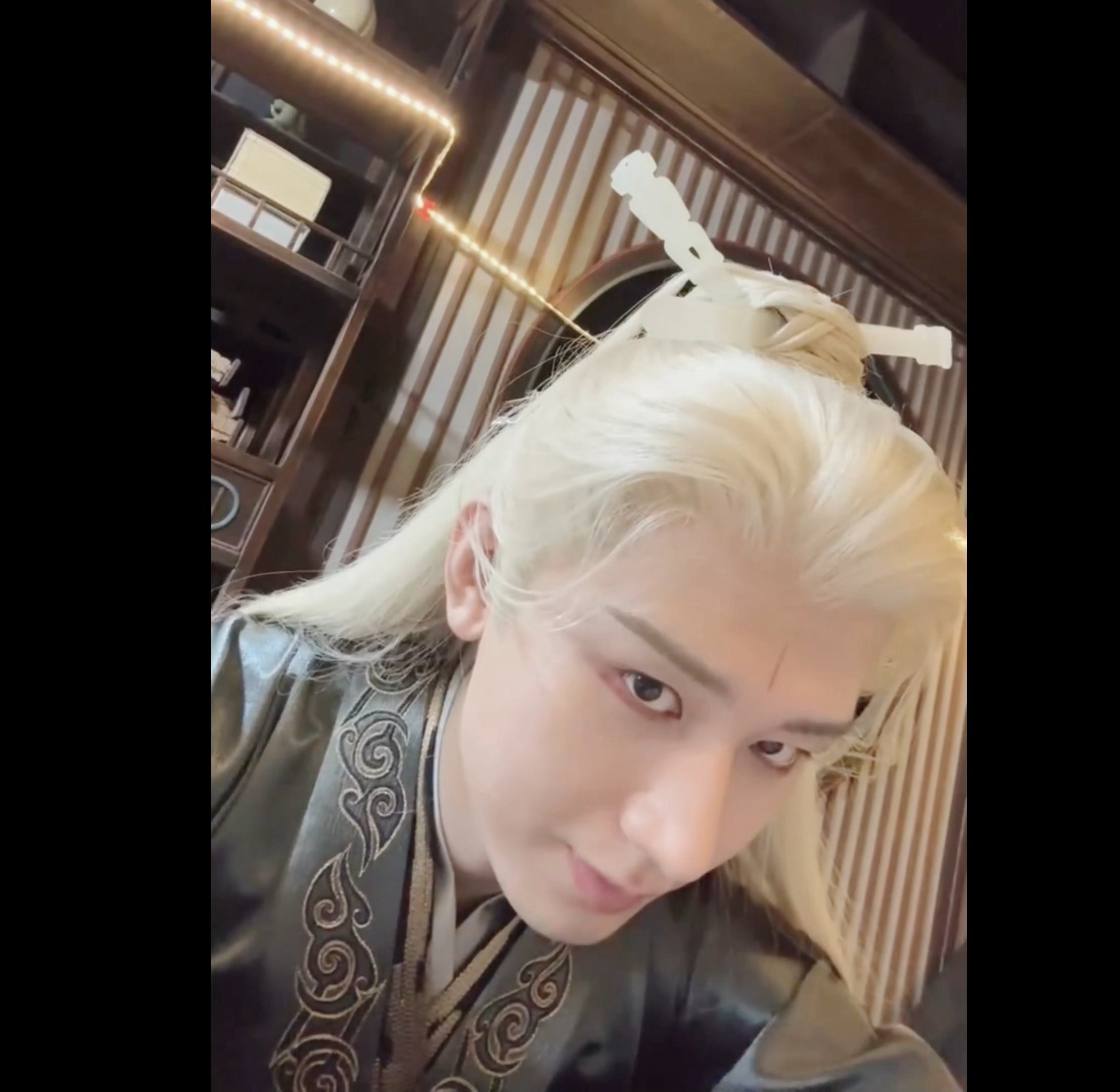 我把李沉舟这帧侧脸设为封面ie应该懂我的用意吧……（论ee可以361°全方位无死