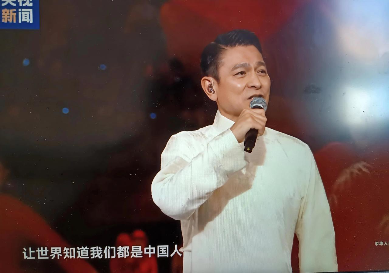 那是青春里的满分偶像啊！
全运会开幕式上，《中国人》64岁的刘德华一开嗓，直接梦