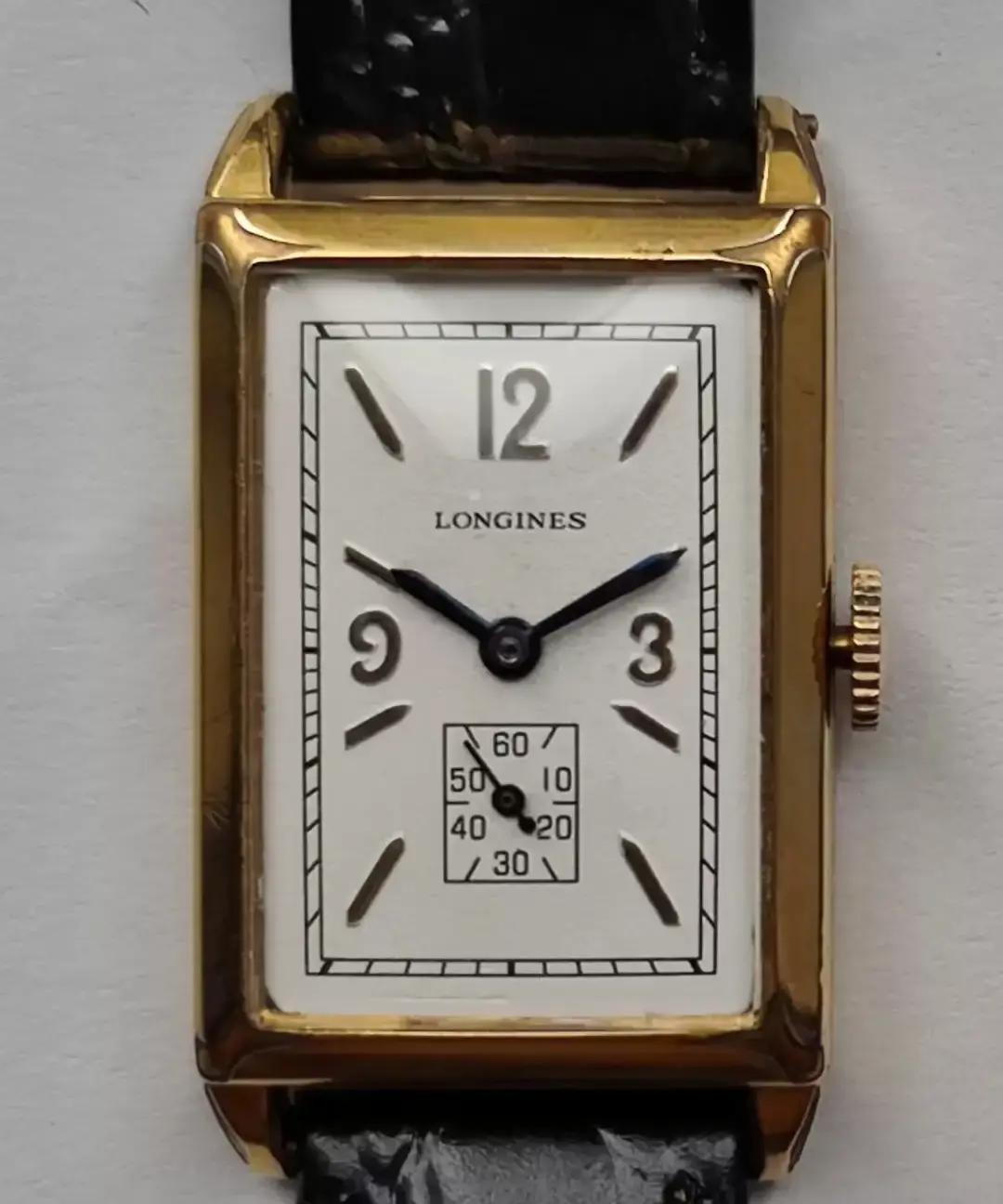 昨晚逛广州鬼市，五十块入手一块老表，表盘磨得发白，指针停在三点十七分。
摊主说这