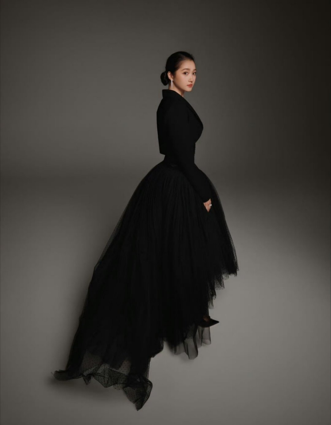 关晓彤这次all black把“贵气拽”焊脸上了！科威特设计师定制款+哑光皮+轻