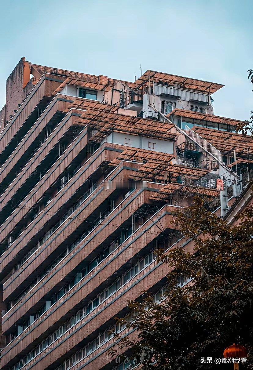 重庆的益建大厦！目测这个楼应该有二三十年的历史了 