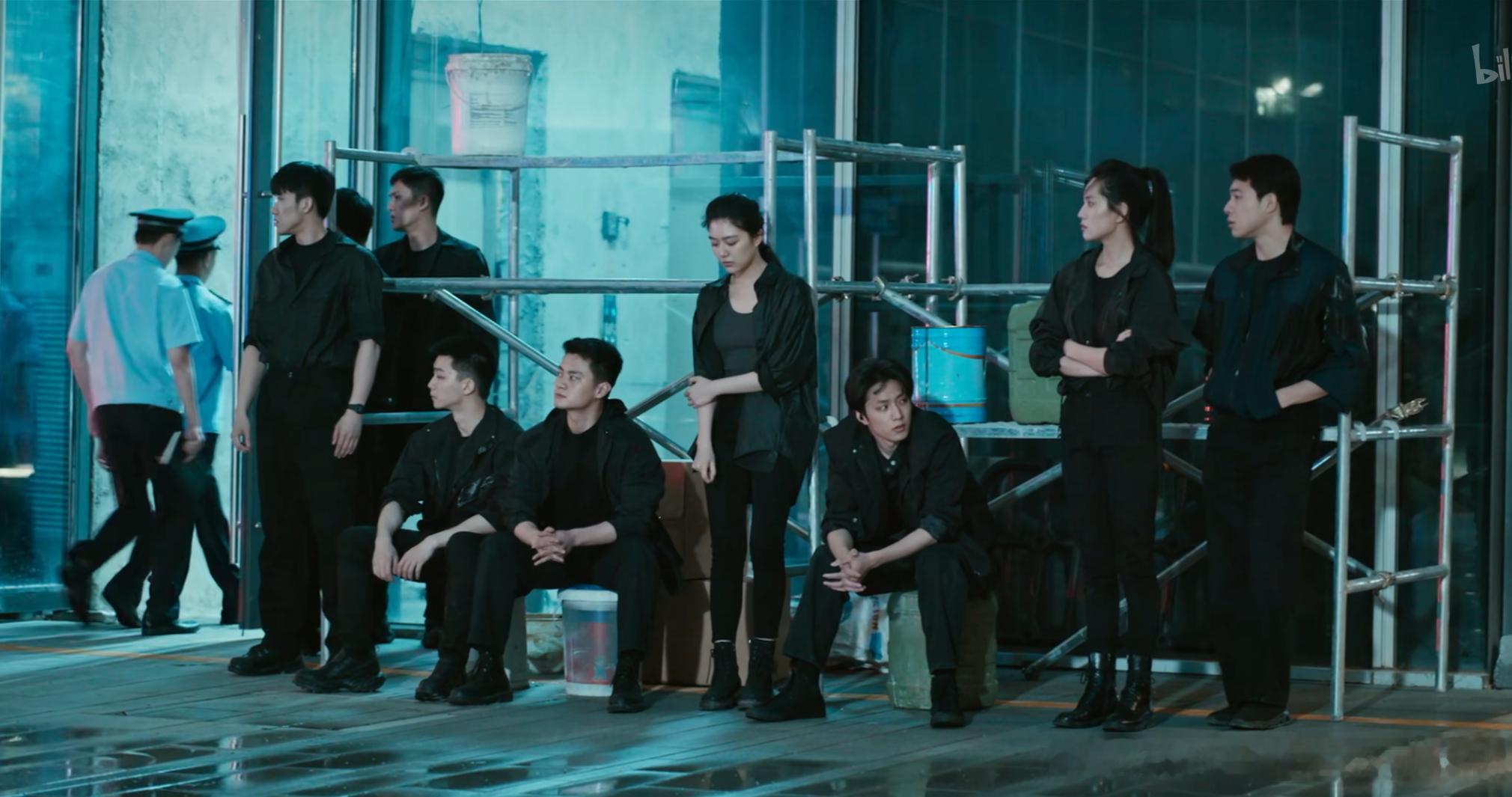 《惊蛰无声》里的国安警察，国师这服化道造型也不知道学的谁，怕人看不出来是一个单位