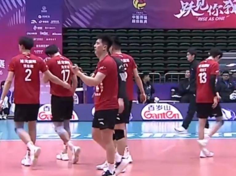 翟德军神勇发挥，首局以27 - 25获胜，山东男排1 - 0领先上海！
3月26