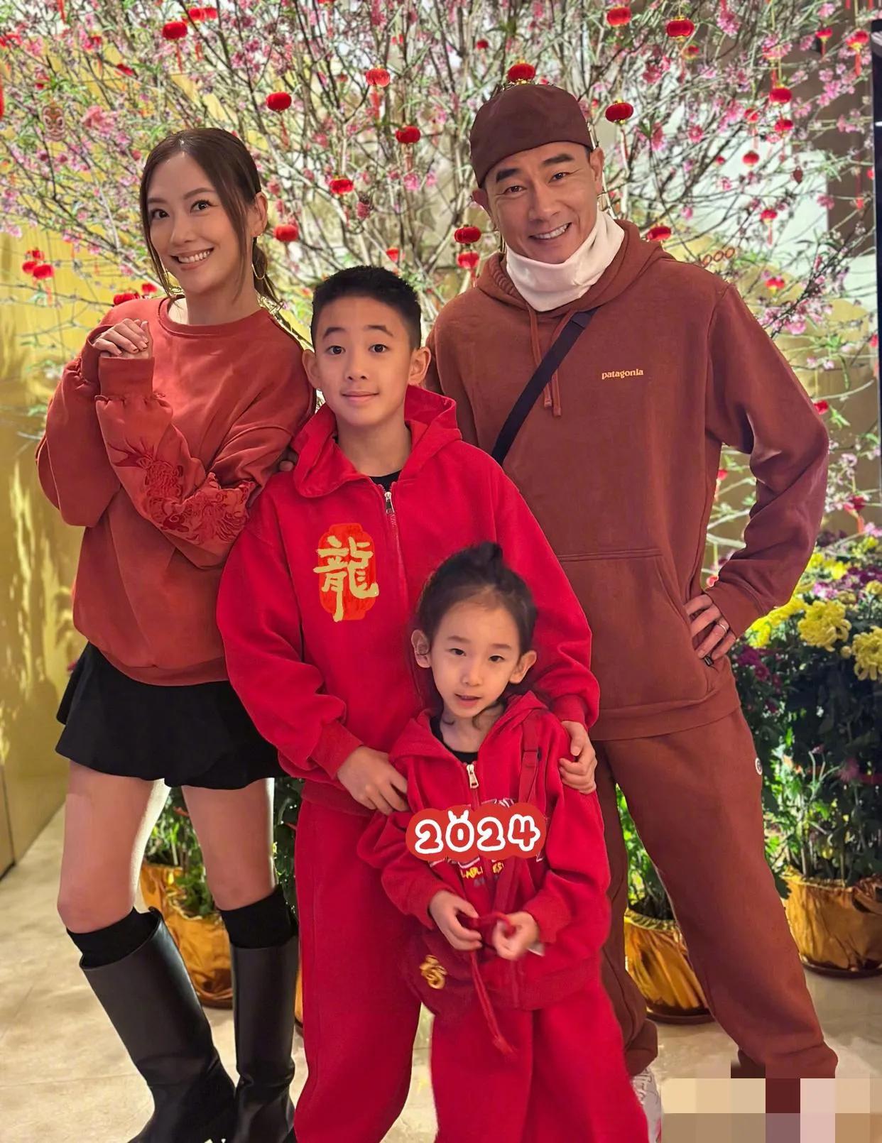 陈小春一家四口新年照，10岁的大儿子Jasper已经超过了爸爸的肩膀，眉眼像极了