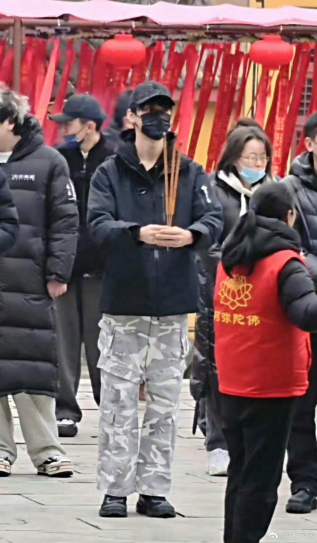 偶遇龚俊寺庙祈福龚俊真不错啊，一番大制作连轴拍，演戏用心，对观众真诚。期待大帅哥