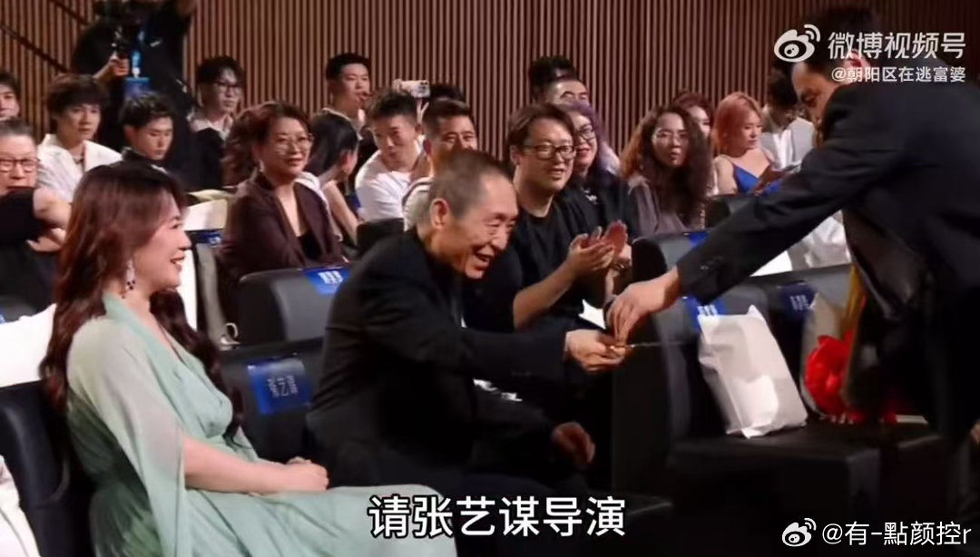 沈腾蹭完你的蹭你的 一个剪彩仪式被沈腾整成了大型互动现场。自己剪完不算，还忙着把