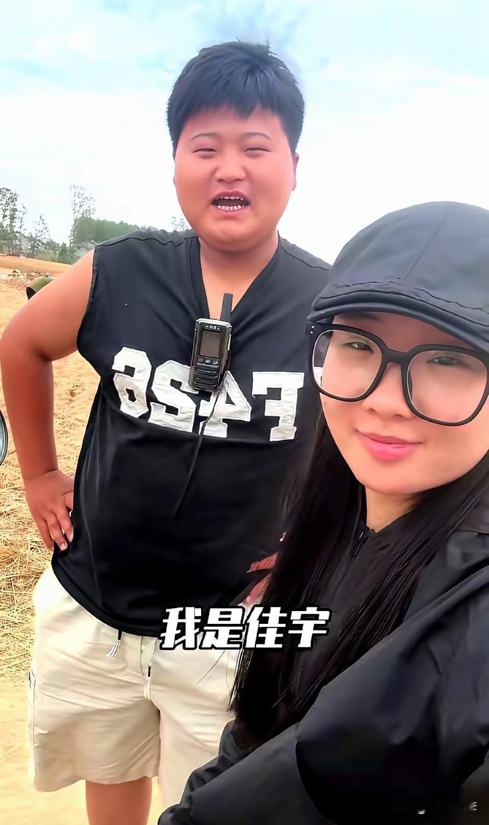 这次割四赔五，下次大妈也别一会3亩，一会5.2亩了，直接自己用镰刀割麦吧。

我