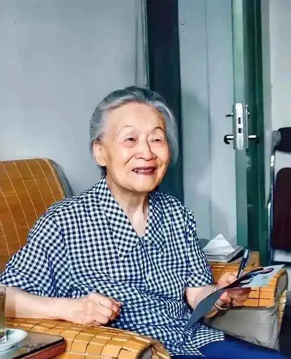 [浮云]很现实的一段话：“你手里有四五百万，儿女盼着你死；你一月退休金八九千，儿