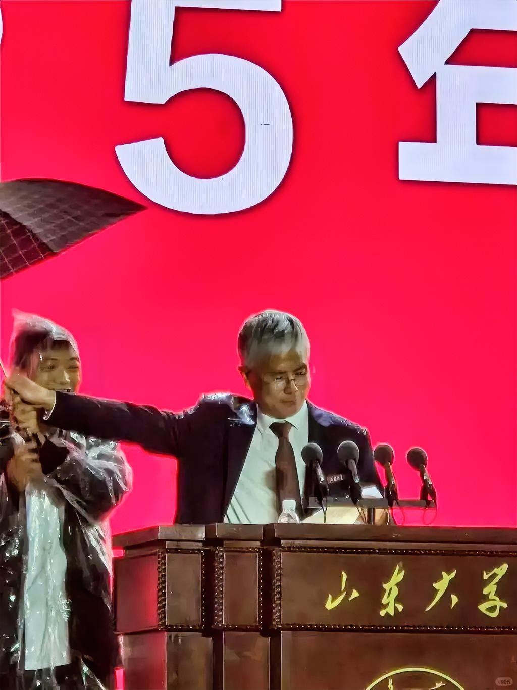 为山大校长撑伞的这位老师，
给我们职场人上了一课。 

你热心不要紧，会来事也不