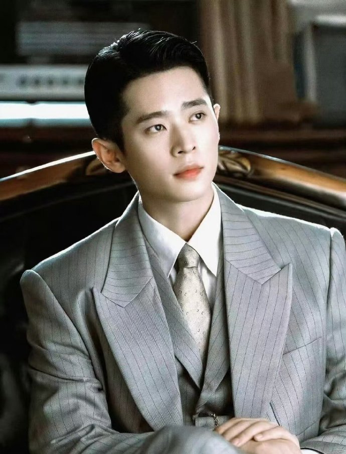 丞磊焊死在民国高干风赛道 丞磊简直把民国高干风刻进骨子里啦！那挺拔身姿好似松柏傲