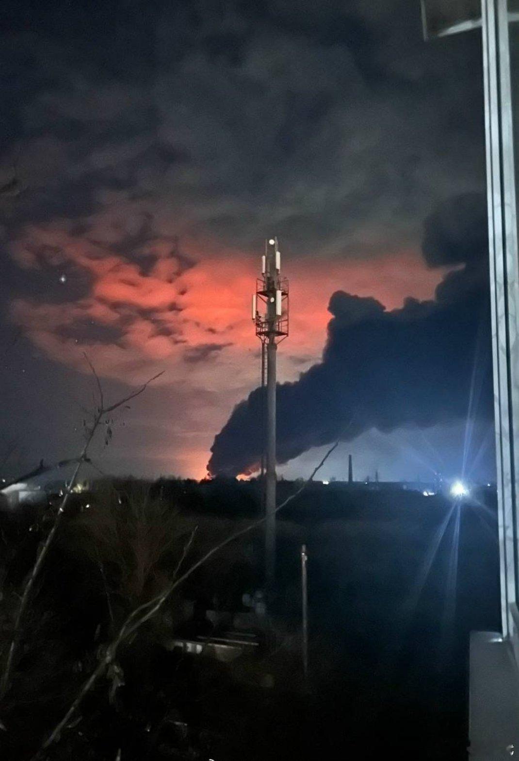 乌军远程无人机袭击导致俄罗斯罗斯托夫地区古科沃“东方”矿附近发生大火，当地居民报