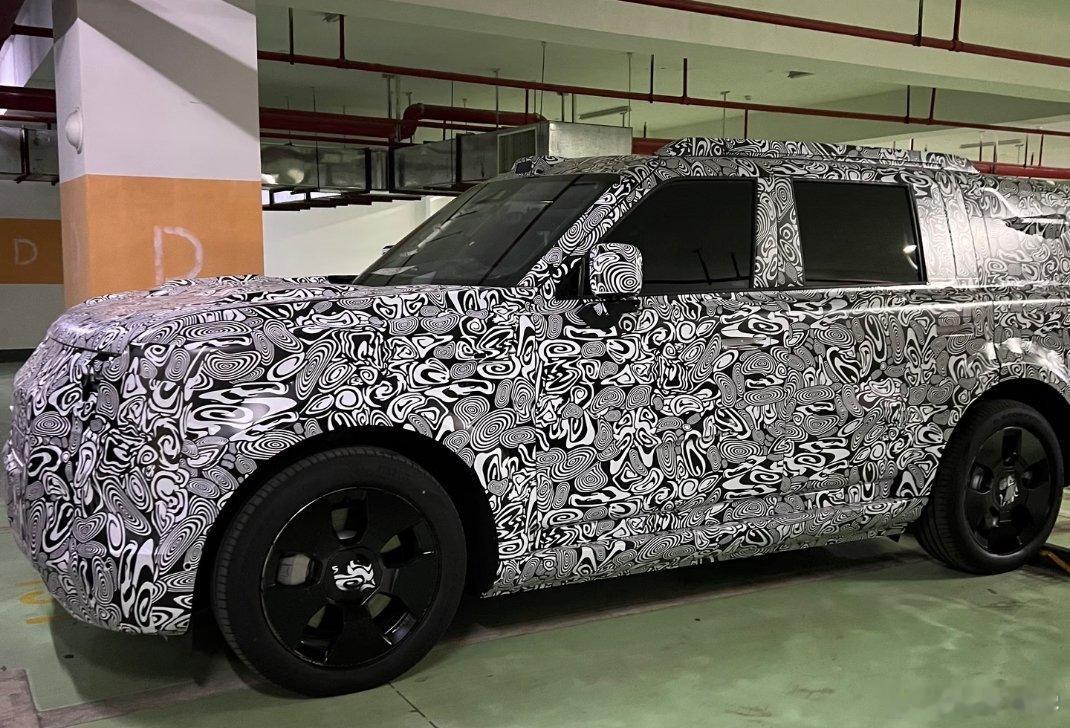 搁以前我会毫不犹豫的说它是路虎搁现在我说他是什么都行，你们能看出来吗电车同学随便