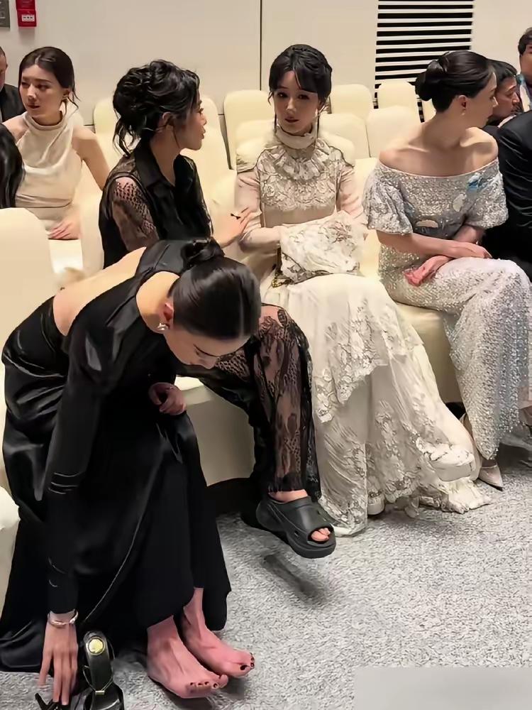 女星前台光鲜靓丽，到了后台要赶紧脱鞋，一直穿高跟鞋根本受不了