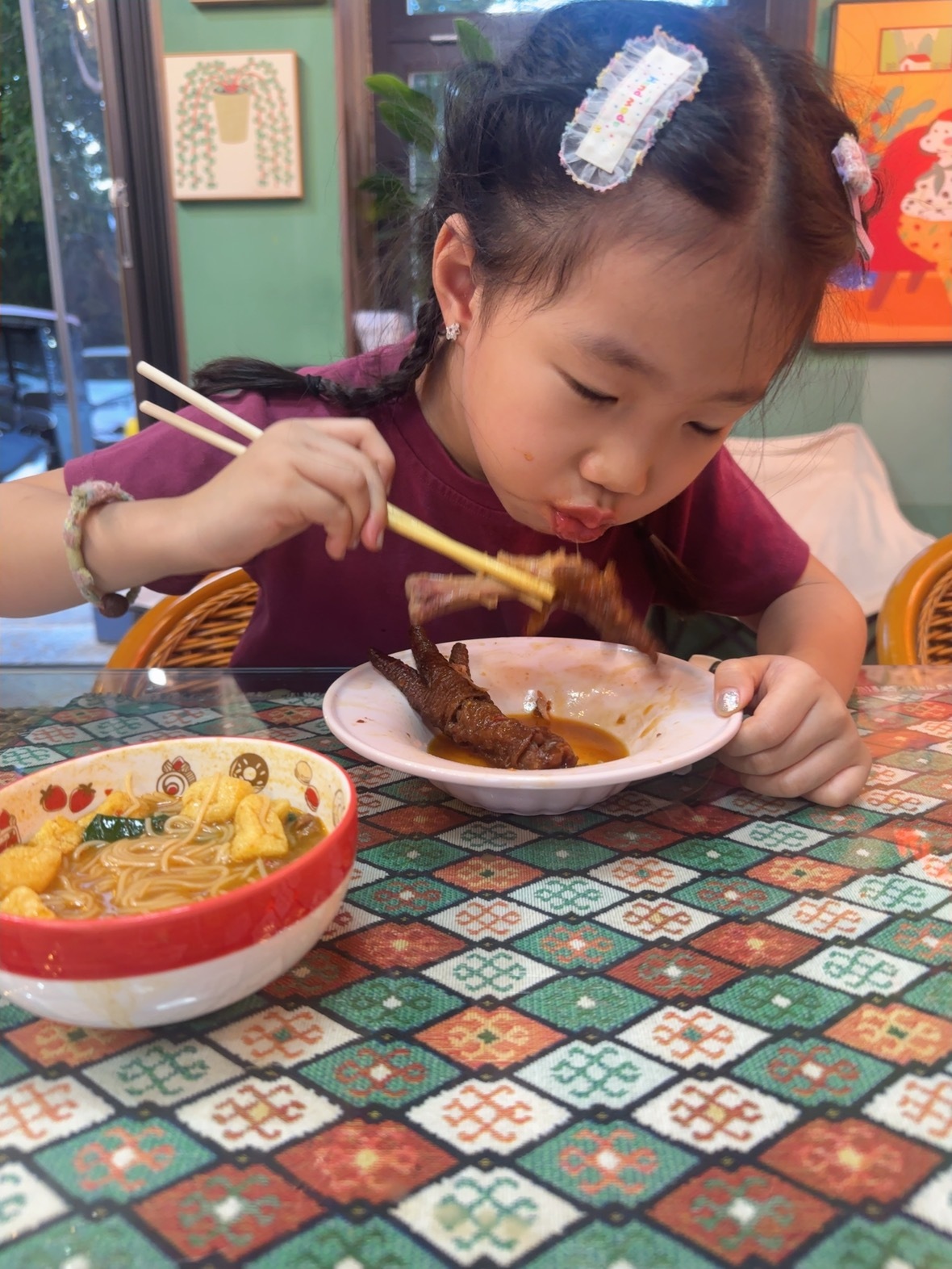 这么小的小屁孩 就爱吃点大人饭什么鸡丁米线 卤凤爪……… 天天无辣不欢凤爪啃得比