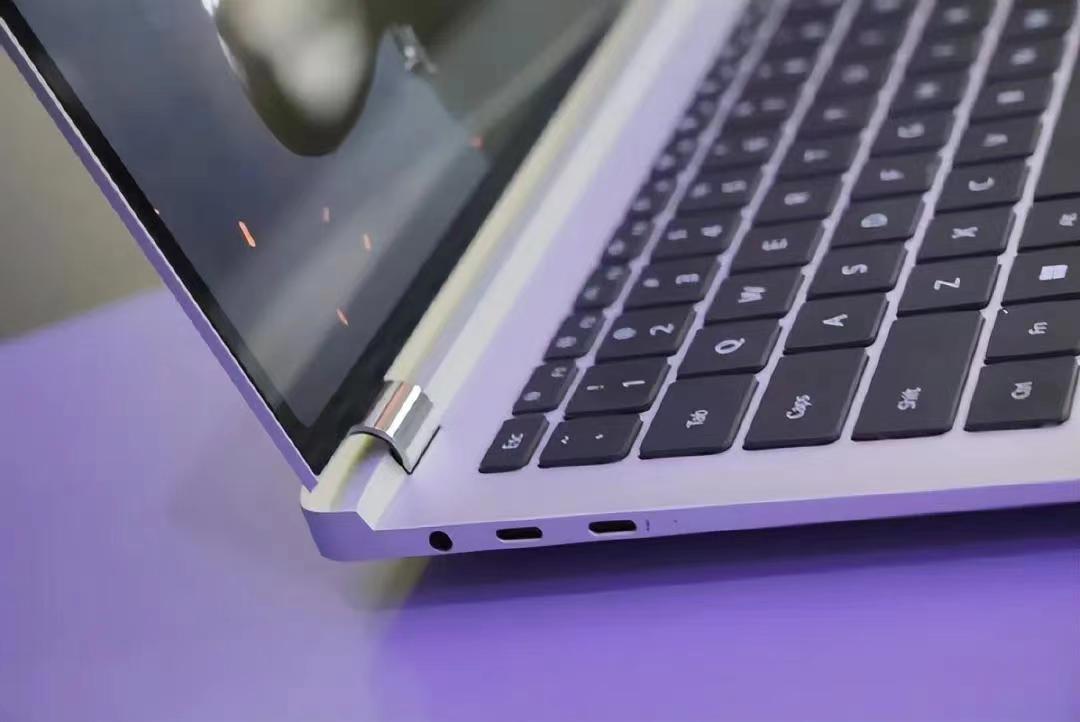 跟华为自家其他的笔记本比起来，MateBook GT 14不仅轻薄还设计得挺独特