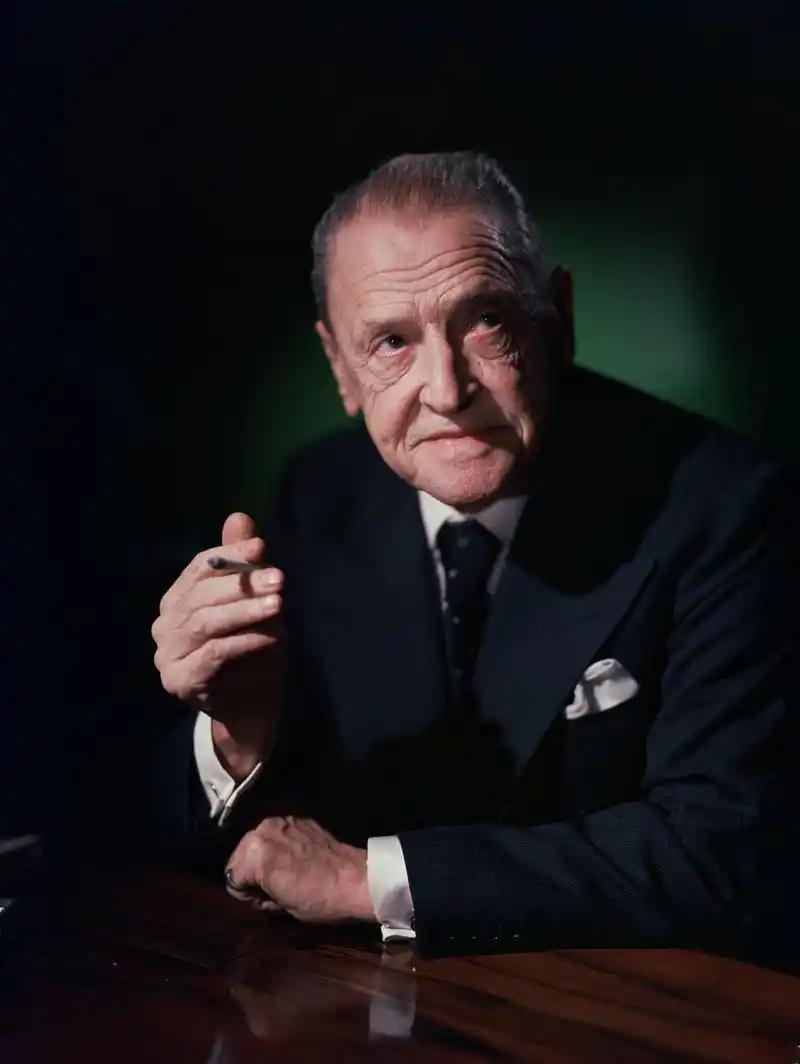 我最大的理想是成为作家。写得比别人多，也比别人写得好。但简单的情怀，执行起来，却