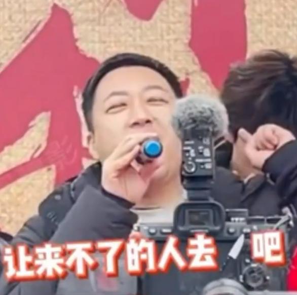 于正倒是没有再提祝绪丹，却细枝末节里无处不在提祝绪丹这茬。
先是新片的演员阵容用