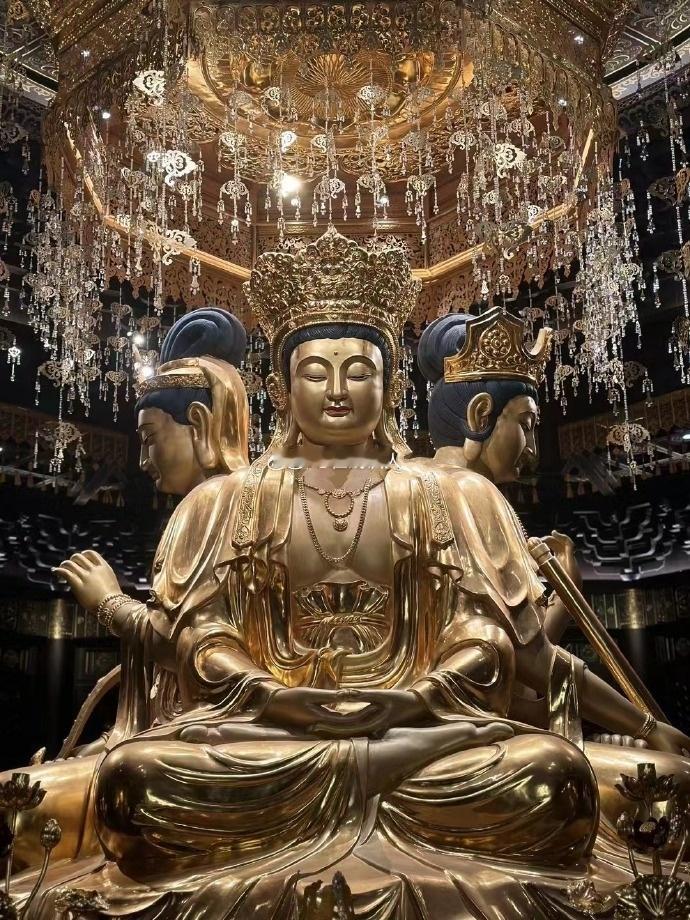命运之神关上了这一道门，必定会打开另一扇窗，佛前供灯供养，照破无明，点燃新的希望