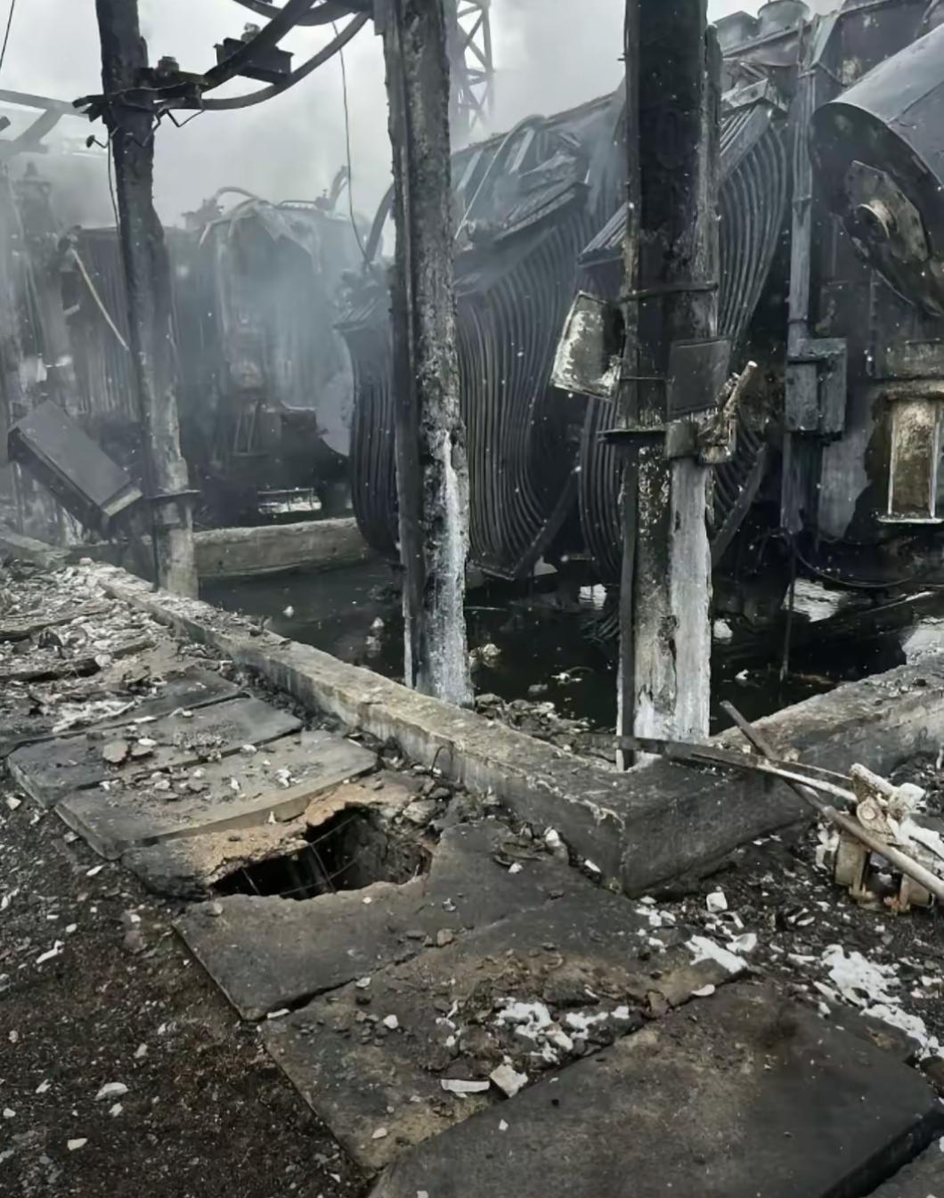 俄军使用300毫米BM-30“龙卷风-S”火箭炮对乌克兰哈尔科夫州的斯洛博茨基区