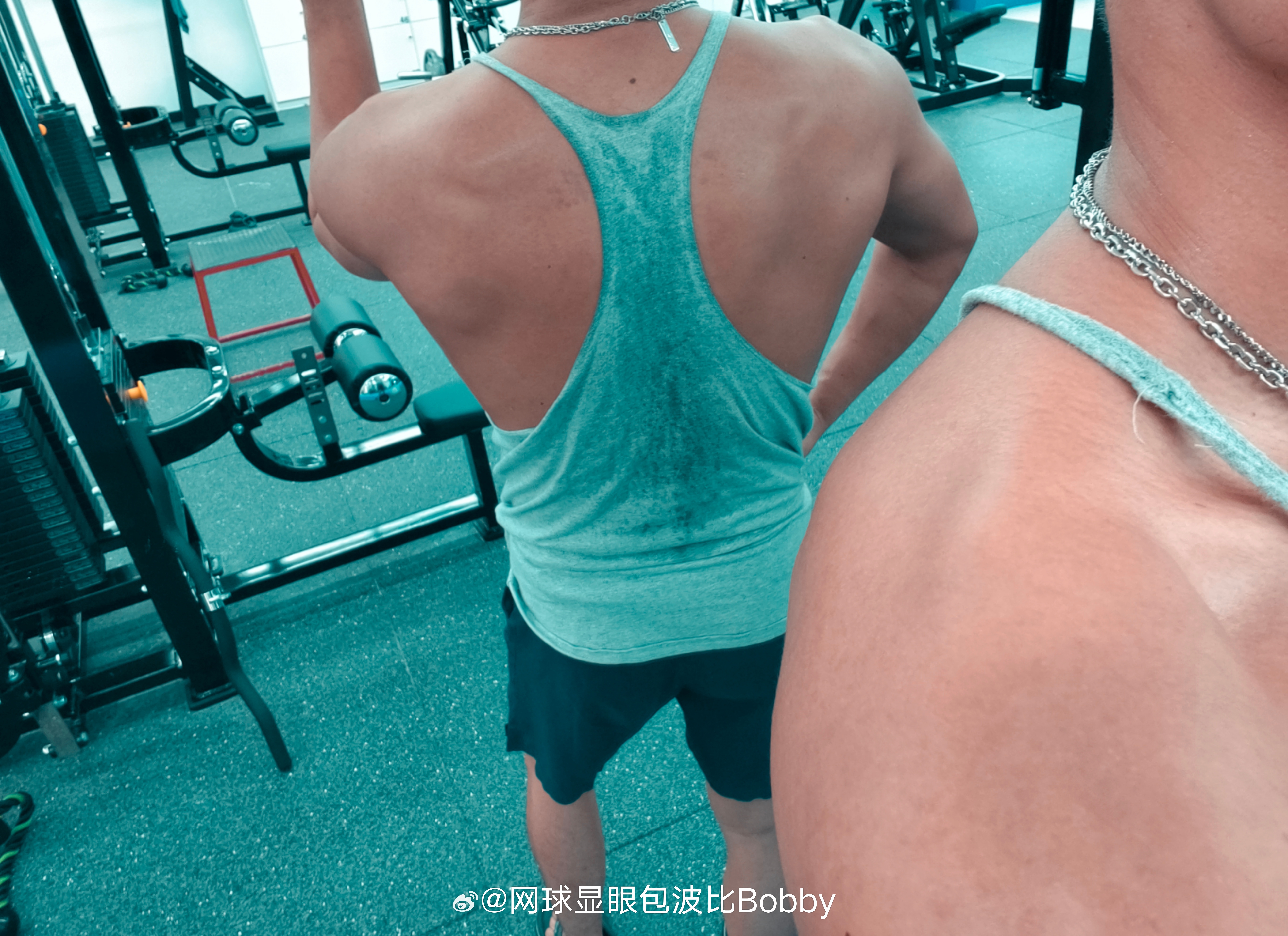 波比健身计划 今天露个背[哈哈]网球显眼包波比Bobby[超话] ​​​
