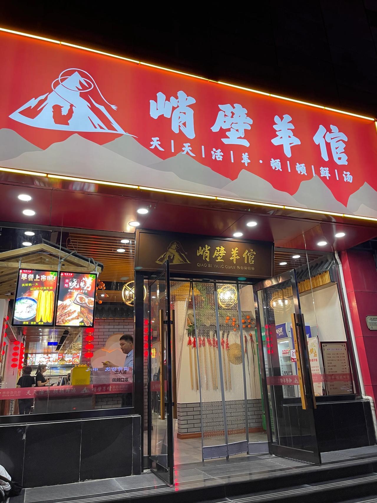 这是太原长治路一家专做羊肉的小店
主打熏羊肉，捞锅羊肉，手抓羊肉
这三样这是在特